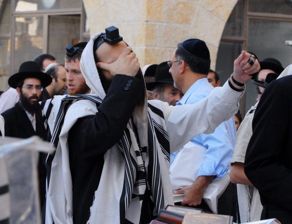Еврей Молится "слихот" перед Йом Киппур