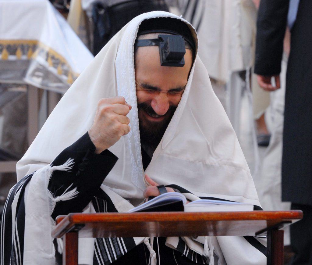 Еврей молится "слихот" в "Дни раскаяния"