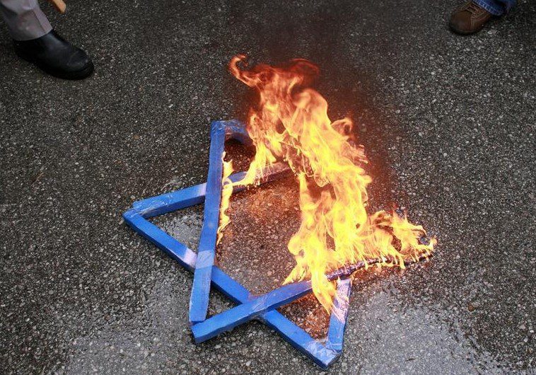 A Star of David burns in flames during a protest against Israeli attacks on Gaza in front of the Israeli embassy in Ankara December 28, 2008. Protesters demand from the Turkish government to end all kind of relations with Israeli government. REUTERS/Umit Bektas (TURKEY) - RTR22VQC