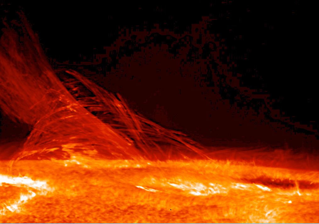 Изображение поверхности и короны Солнца, полученное Солнечным оптическим телескопом (SOT) на борту спутника Hinode. Получено 12 января 2007 года. (Викпедия)