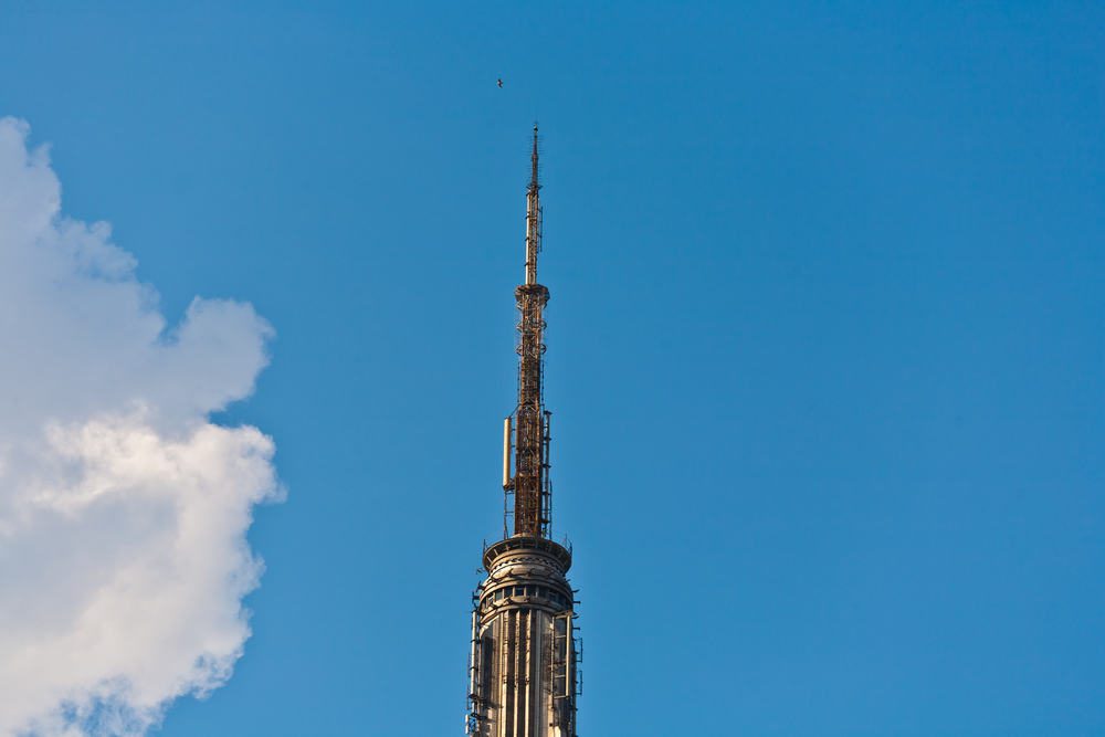 Громоотвод на вершине небоскрёба Эмпайр-Стейт-Билдинг в Нью-Йорке