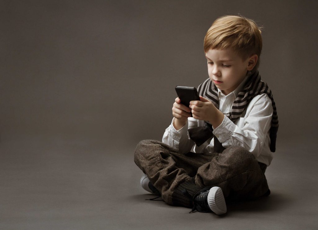 Ребенок играется со смартфоном