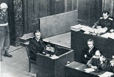 Фридрих Паулюс свидетельствует на Нюрнбергском процессе. Википедия