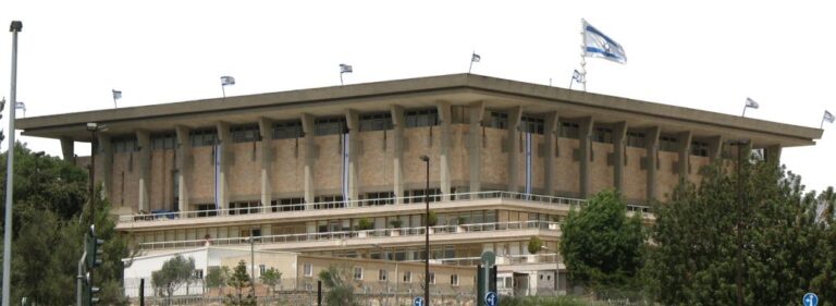 Члены кнессета молятся за выздоровление рава Штейнмана