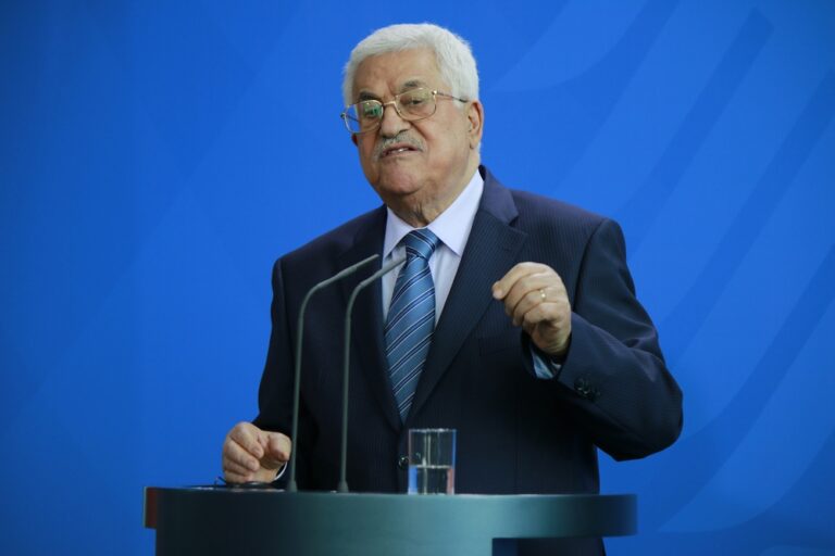 Аббаc вновь проклинает Трампа