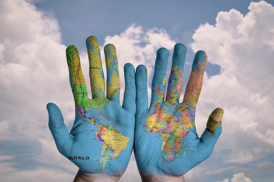 Карта мира на руках