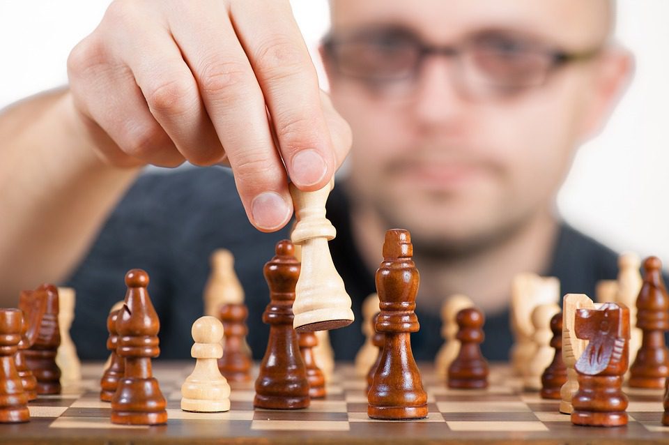 мужчина играет в шахматы