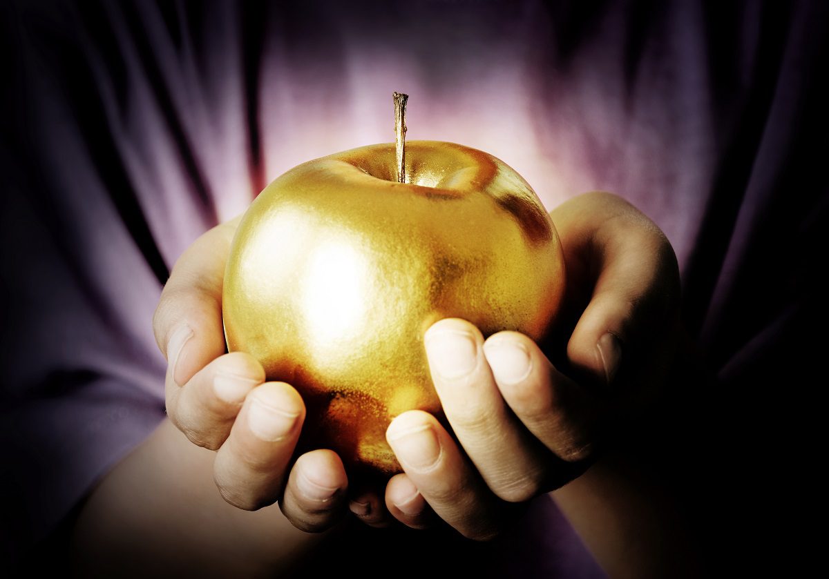 Установить золотое яблоко на телефон. Золотое яблоко. Золотое яблоко в руке. Золотые яблоки в Серебряном обрамлении. Золотое яблоко фото.