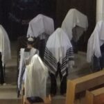 Почему коэны во время благословления покрывают руки талитом?