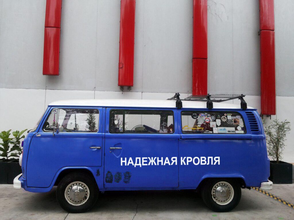 "В убогой пещере, без друзей и без денег"