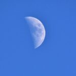 Луна, освещённая солнечным светом, на голубом небе