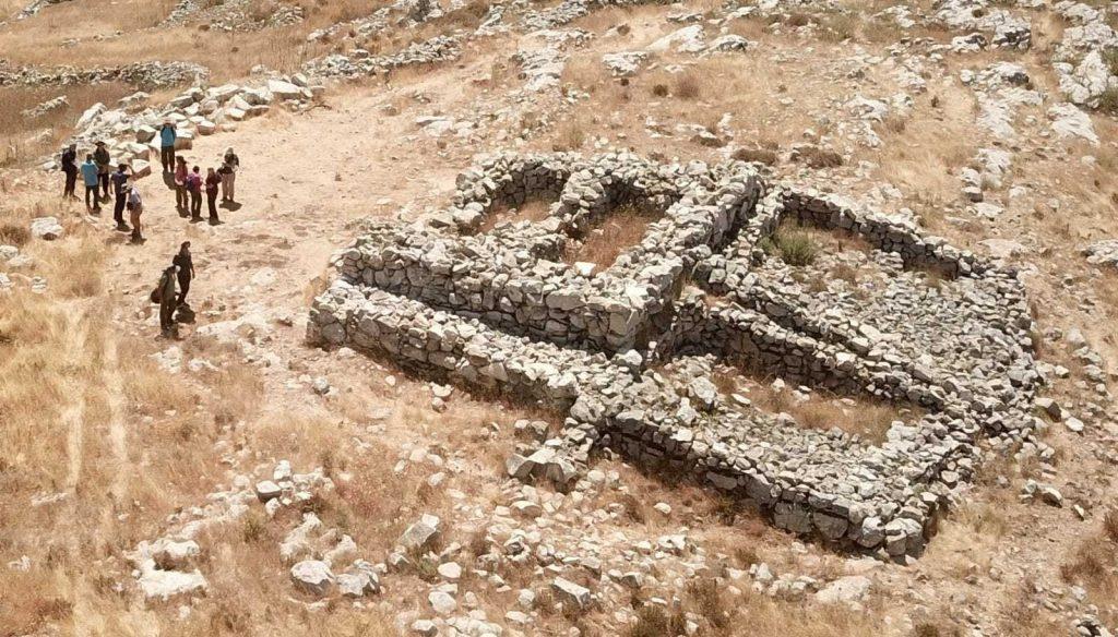 Жертвенник на горе Эваль, обнаруженный в ходе раскопок Адама Зерталя, вид с воздуха