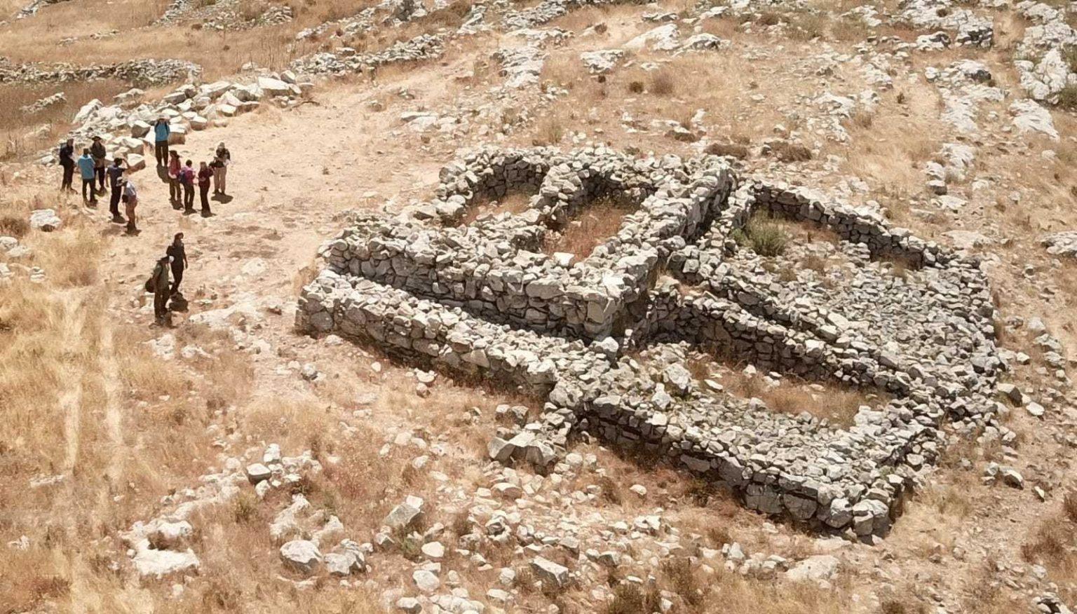 Жертвенник на горе Эваль, обнаруженный в ходе раскопок Адама Зерталя, вид с воздуха