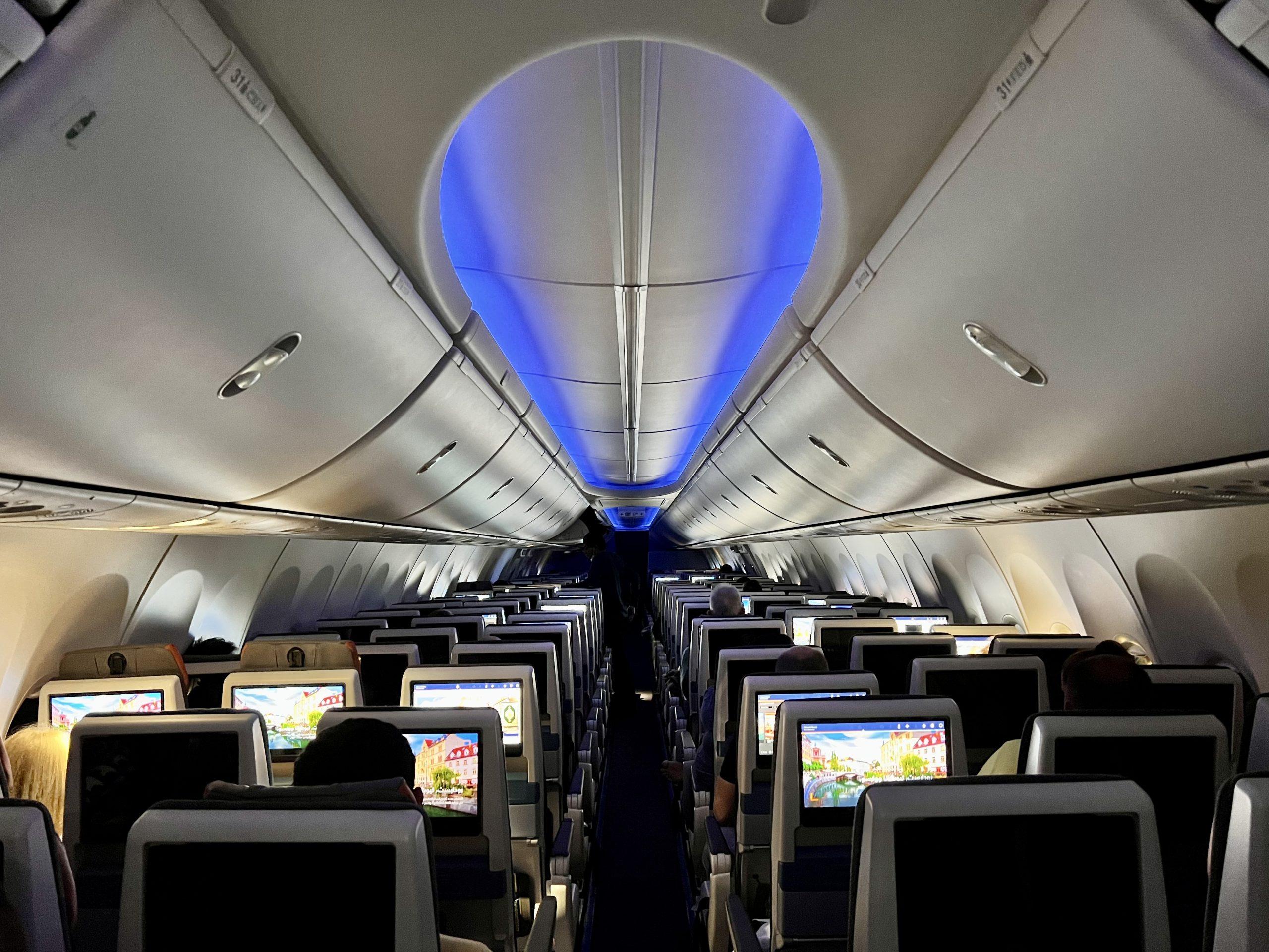 Архивное фото салона экономкласса Boeing 737 MAX Flydubai